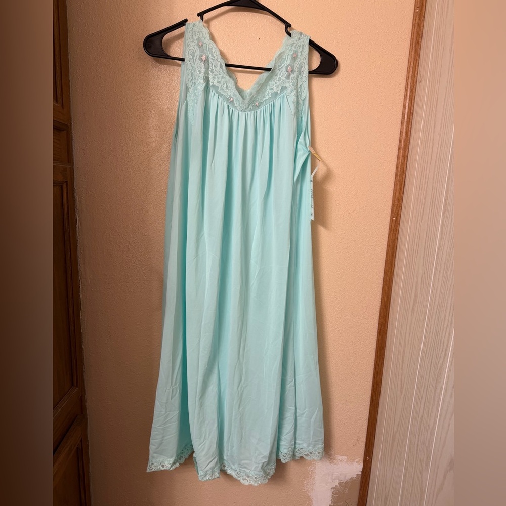 Elegant Lace Trim Sea-foam Nightgown Sz M NWT